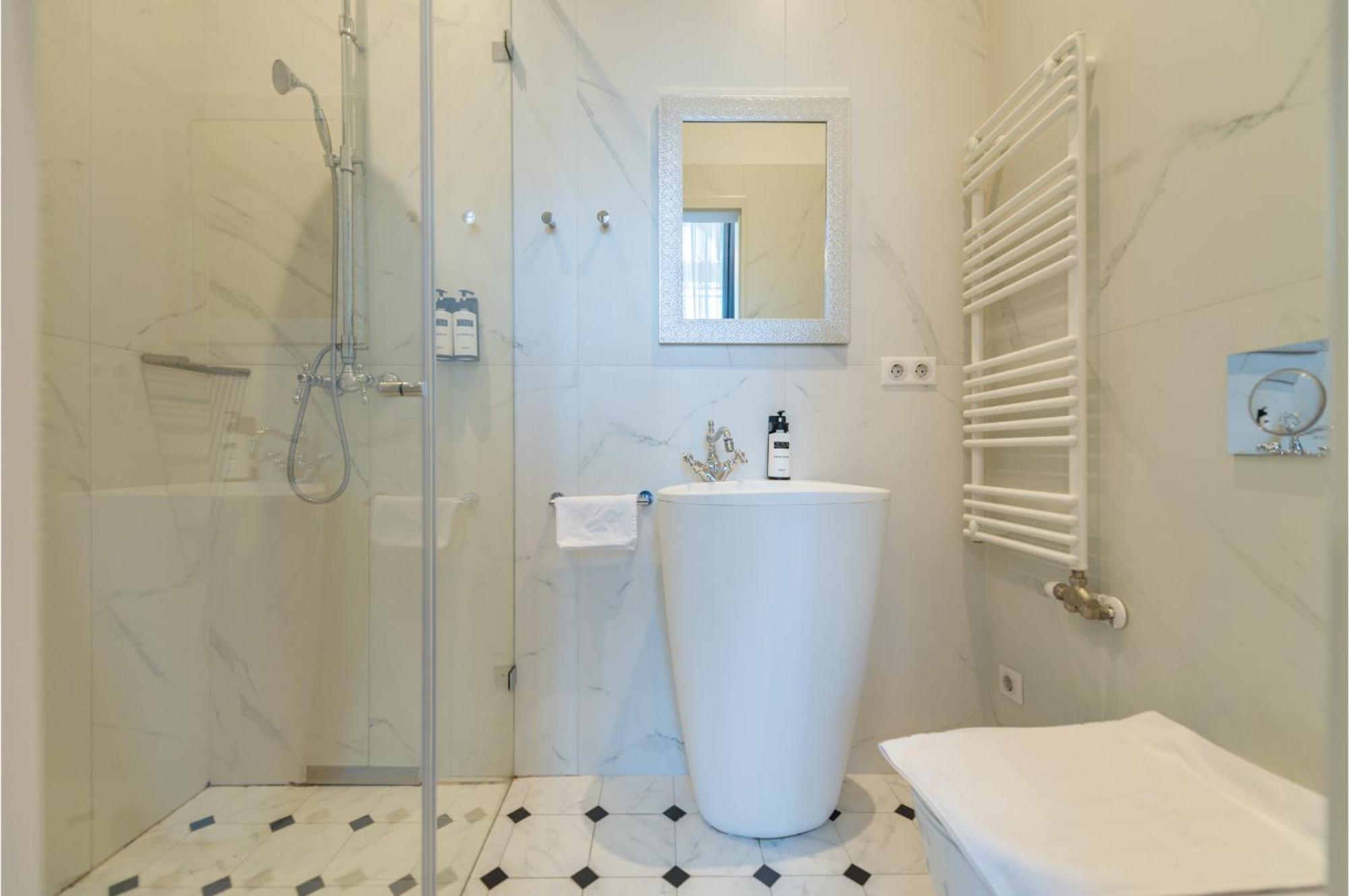 Zoya Luxury Residence บูดาเปสต์ ภายนอก รูปภาพ A modern bathroom