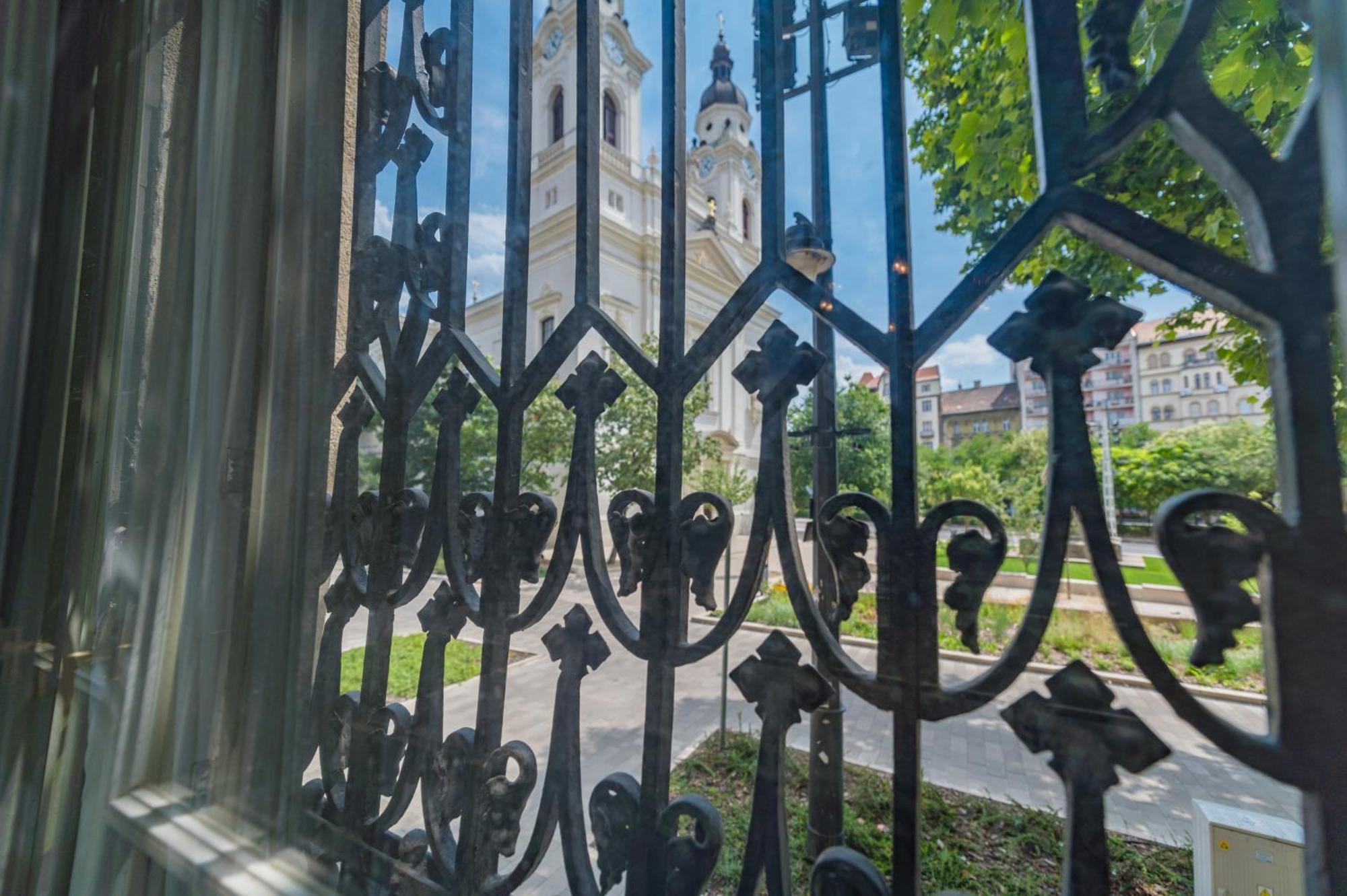 Zoya Luxury Residence บูดาเปสต์ ภายนอก รูปภาพ The church of Saint-Pierre-Saint-Paul